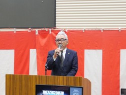あいさつに立つ中西指導環境委員長