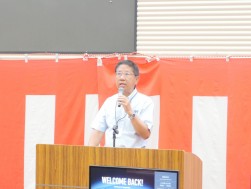 小東会場長があいさつに立つ