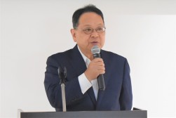 来賓を代表してあいさつを述べる荒井商事・荒井会長