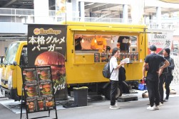 ブーストバーガーのキッチンカーが出店