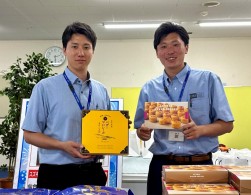 営業課の榊原副主任（左）と車両課の佐藤さんがイベントコーナーで応対