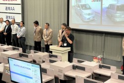 あいさつを述べる貫名流通委員長