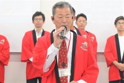 あいさつを述べる山下理事長