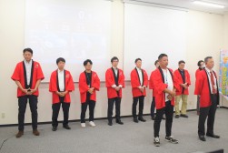 登壇する山下理事長とJU福井青年部メンバー