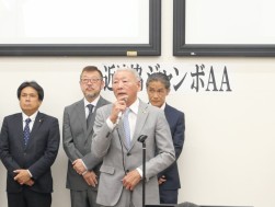 あいさつに立つJU近畿の掛下会長