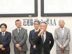 あいさつに立つJUコーポレーションの鈴木副会長