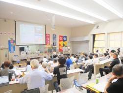 【セリ風景】臨場感あふれる会場