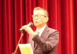 懇親会であいさつに立つJU島根の安達会長・理事長