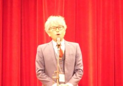 懇親会であいさつに立つJU島根の森山裕一流通委員長