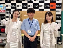 営業課の上川係長（中央）とUSSガールズがイベント対応