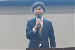 あいさつを述べる勝嵜流通委員長