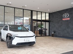 トヨタディーラーの店頭で存在感を示すＥＶ「ｂＺ４Ｘ」