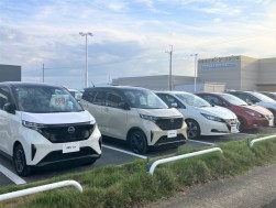 日産系ディーラーの中古車展示場には豊富なＥＶが並ぶ（写真は奈良日産）
