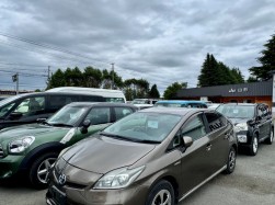 会場前に並ぶ多数の出品車