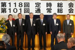 挨拶する喜谷辰夫会長
