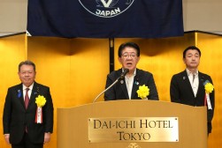 来賓として臨席した金子国交相と佐々木副大臣（右）、酒井副大臣（左）