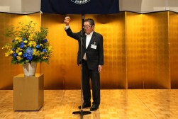 乾杯の音頭をとる城谷忠副会長