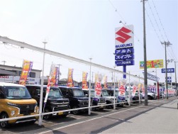 間口の広い展示場が特徴の姫路本店
