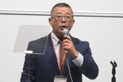 セリ前にあいさつを述べる柘植取締役