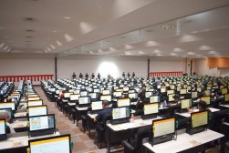 早朝から多くの会員が訪れた