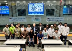 セリ終了後に鎌田理事長を中心に外国人会員が集う