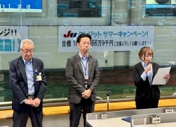 総務の藤田さん（右）があいさつ