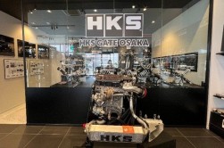 店内に「ＨＫＳ　ＧＡＴＥ　ＯＳＡＫＡ」のサテライトショップが入る
