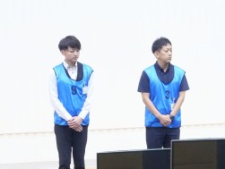 Aグループの表彰者（左）奈良ダイハツの西谷さん（右）京都ダイハツの山岡さん