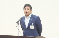 中田中古車部会長があいさつに立つ