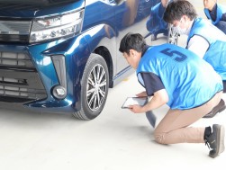 真剣な眼差しで査定する出場者