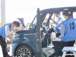 真剣な眼差しで査定する出場者