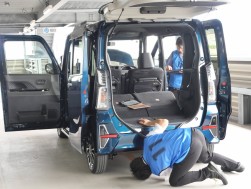 真剣な眼差しで査定する出場者