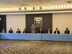 あいさつに立つ掛下会長