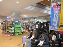 豊富な商品が並ぶ共同購買コーナー