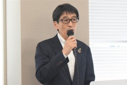 セリ前にあいさつを述べる北口社長