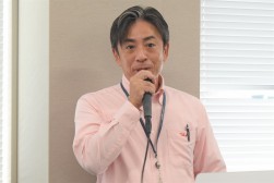 あいさつを述べる恒成会場長