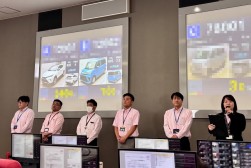セリ前のあいさつに各室長も登壇