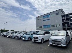 会場前に並ぶ「軽自動車コーナー」出品車