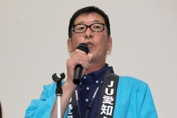 セリ前にあいさつを述べる加藤理事長