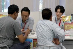 特別ブースには終日会員が訪れた