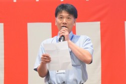セリ前にあいさつを述べる佐々木会場長代行