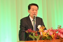 前夜祭であいさつを述べる安藤会長