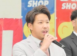 上西代表幹事があいさつに立つ