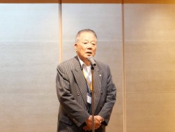前夜祭であいさつに立つ上田会長