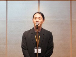 前夜祭であいさつに立つ船木流通委員長