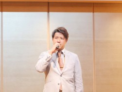 上西代表幹事が前夜祭であいさつを述べた