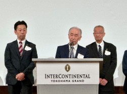 山田筆頭副会長・筆頭副理事長・会長代行が祝賀会で開会のあいさつ