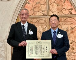 鎌田会長（左）に塚田会長が会長表彰