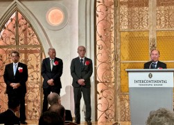ブロック長が登壇。代表して関連協・神保会長（右）が祝辞