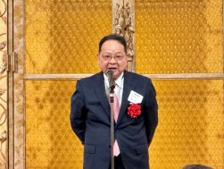 荒井会長が乾杯あいさつで祝吟を披露